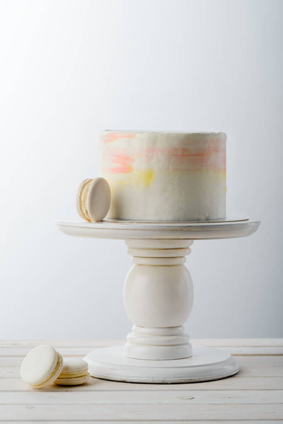 Macaroni and minimalist cake - Фото, зображення