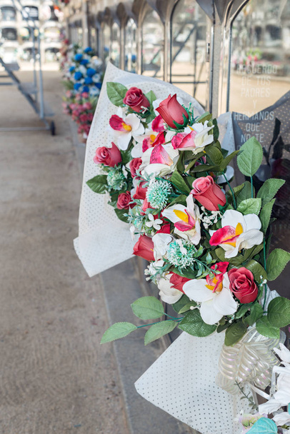 Dettaglio di un mazzo di fiori in un cimitero
 - Foto, immagini