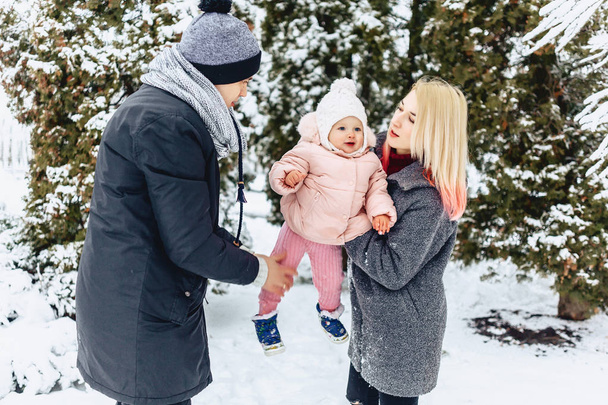 Stylový šťastná mladá rodina chodí s dítětem na zimní street, mami, tati, dítě - Fotografie, Obrázek