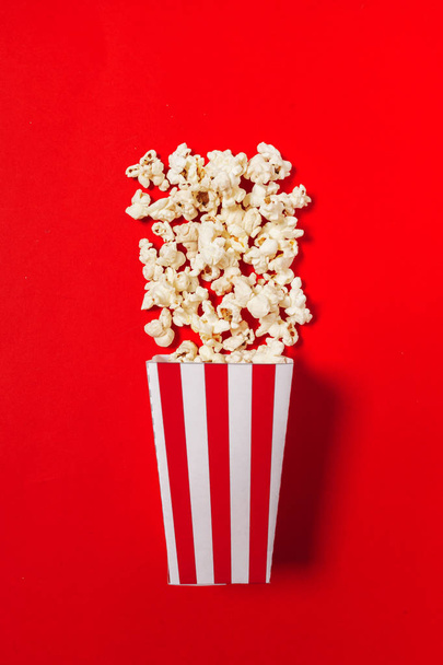 close up of popcorn on color background - Valokuva, kuva