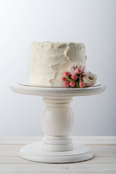 Cake and spring flowers - Photo, image