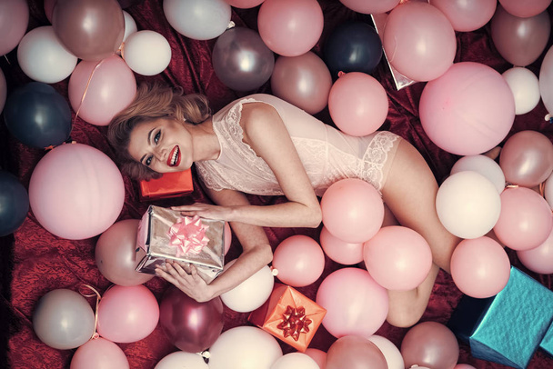 retro woman in balloons with birthday gift. - Foto, Imagen