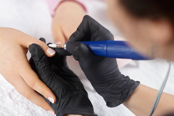 Woman hands receiving a manicure in beauty salon - Фото, зображення