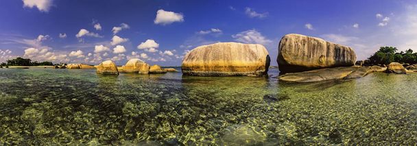 Vue panoramique d'un groupe de grosses pierres sur la plage de Tanjung Tinggi depuis l'île de Belitung / Indonésie /
 - Photo, image
