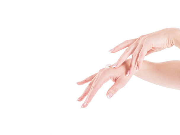 Vrouw toepassing hydraterende crème op handen. Geïsoleerd op wit. - Foto, afbeelding