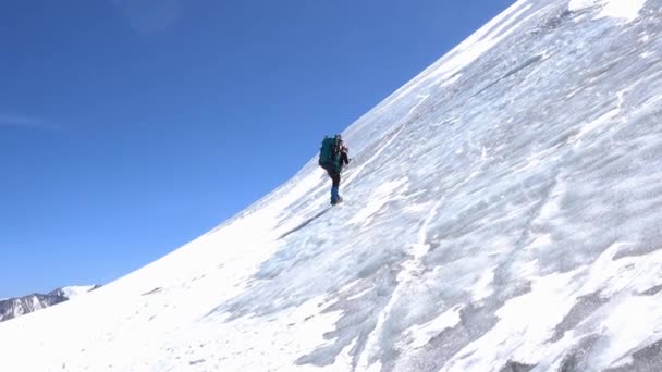 альпинист на снежной скале в дневное время
  - Кадры, видео