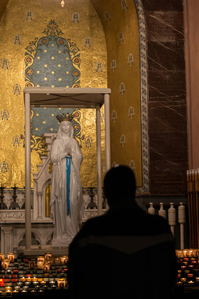 Διάφορες λεπτομέρειες του ιερού της Παναγίας της Λούρδης στη Γαλλία - Φωτογραφία, εικόνα