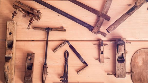 Vaakasuora kuva vanhoista työkaluista puuseinällä. Maisemia. Antiikki koriste työkalut
 - Valokuva, kuva