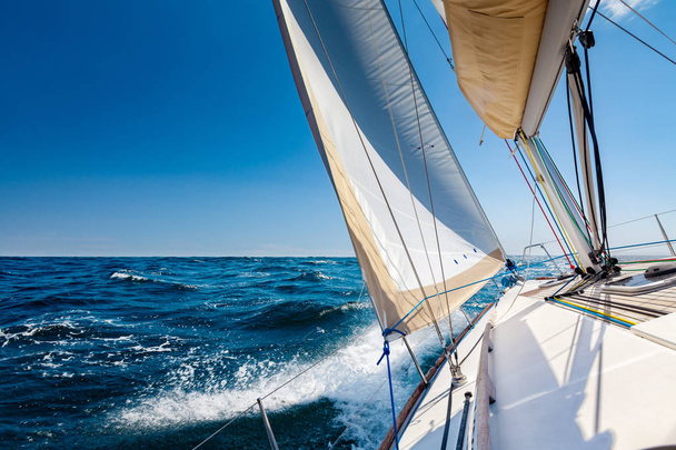 Biały łodzi żaglowych w otwarte morze w sunshine - Zdjęcie, obraz