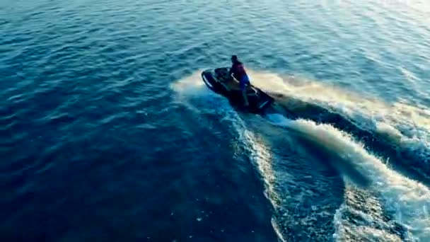 Luchtfoto van een water-scooter wordt steeds gedreven over het oppervlak van de zee - Video