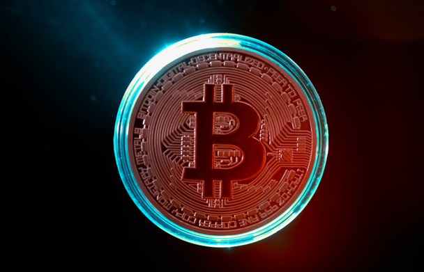 Fyysinen kolikon Bitcoin symboli eristetty mustalla pohjalla
 - Valokuva, kuva