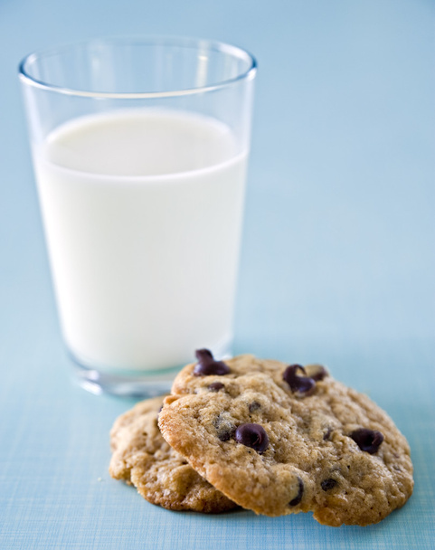 chocolade chip cookies en melk - Foto, afbeelding
