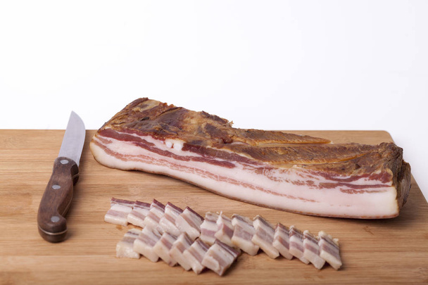 Uzené vepřové slaniny k jídlu na stole - Fotografie, Obrázek