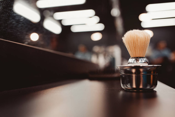 пензлик для гоління бороди разом з мискою
 - Фото, зображення