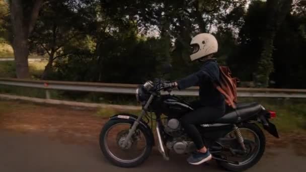 Молодая женщина водитель мотоцикла на велосипеде
 - Кадры, видео
