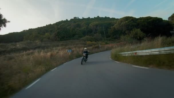 Mladé samice motocykl řidič na kole - Záběry, video
