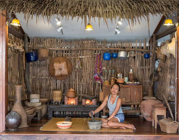 Femme assise sur le tapis dans la cuisine traditionnelle thaïlandaise
 - Photo, image