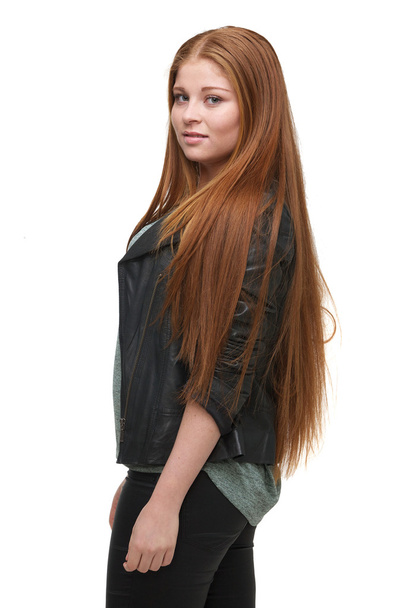 Gyönyörű vörös hajú nő a bőr kabát - Fotó, kép