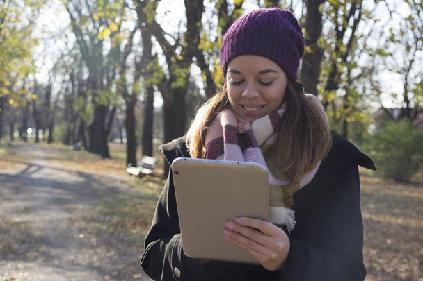Joven mujer de negocios sosteniendo una tableta en la mano, enfoque selectivo y pequeña profundidad de campo, destello de lente
  - Foto, imagen