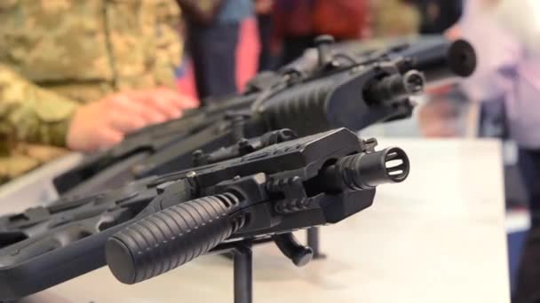 Vuurwapens pistool submachine sniper geweer close-up. - Video