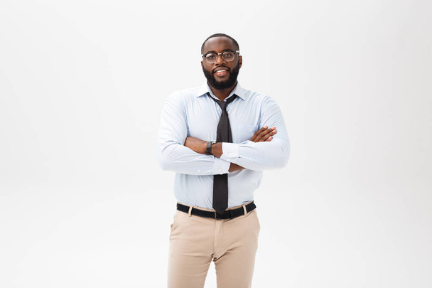 felice fiducioso giovane uomo d'affari afro-americano sorridente con fiducia
 - Foto, immagini