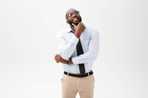 liikemies Afrikkalainen amerikkalainen lasit ajattelee eristetty valkoinen tausta
 - Valokuva, kuva