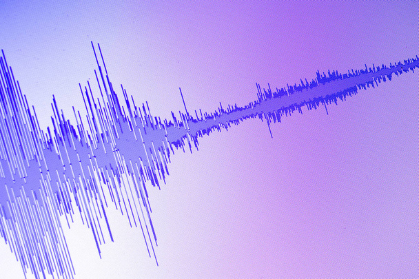 Аудіозвукова студія звукової хвилі, що редагує комп'ютерні програми, показує звуки на екрані від вокального запису голосового зв'язку
. - Фото, зображення