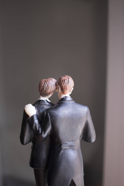 Kuchendeckel Homosexuell Hochzeitspaar von zwei männlichen Bräutigamen halten romantische Ehe Umarmung der Liebe lgbt. - Foto, Bild
