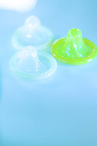 Резиновый латексный презерватив мужской контрацептив для безопасных заболеваний и секса без беременности. - Фото, изображение