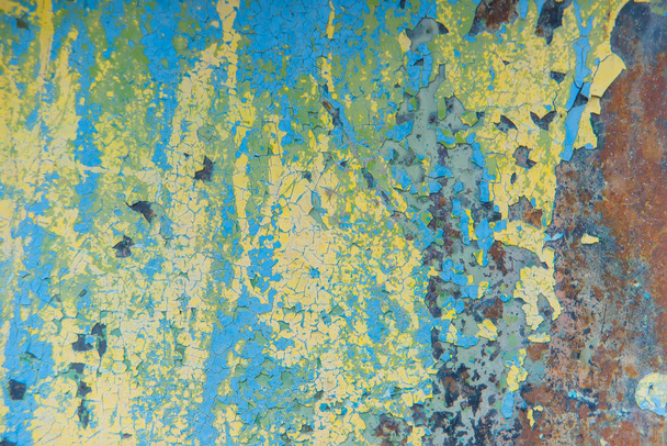 Pintura azul vieja en la plancha de hierro. Pintura agrietada en el edificio. Corrosión en una superficie metálica. Materiales de pintura deficientes
 - Foto, Imagen