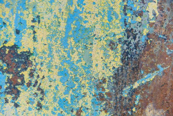 Pintura azul vieja en la plancha de hierro. Pintura agrietada en el edificio. Corrosión en una superficie metálica. Materiales de pintura deficientes
 - Foto, Imagen