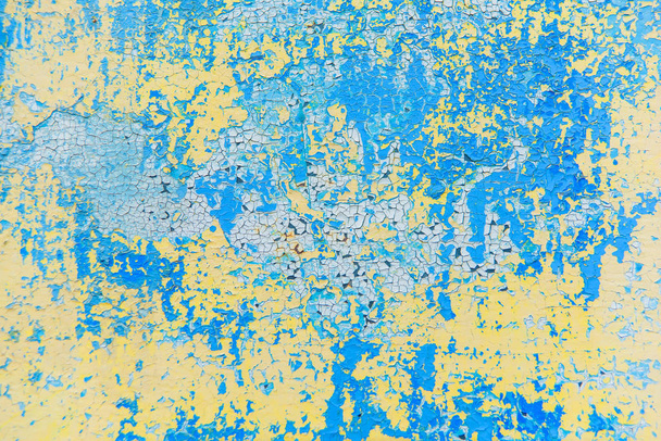 Παλαιάς μπλε χρώμα στο φύλλο σιδήρου. Ραγισμένα χρώμα στο κτίριο. Διάβρωσης πάνω σε μια μεταλλική επιφάνεια. Βάψιμο υποβαθμισμένα υλικά - Φωτογραφία, εικόνα