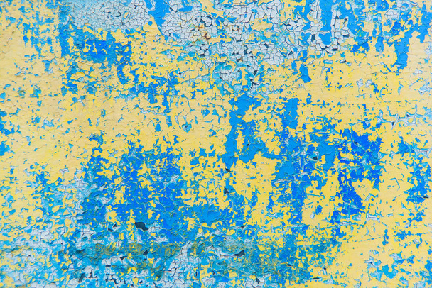 Παλαιάς μπλε χρώμα στο φύλλο σιδήρου. Ραγισμένα χρώμα στο κτίριο. Διάβρωσης πάνω σε μια μεταλλική επιφάνεια. Βάψιμο υποβαθμισμένα υλικά - Φωτογραφία, εικόνα