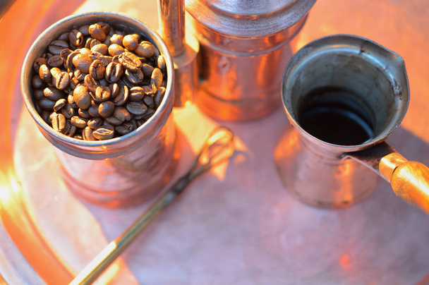 Detailní záběr kávové boby v měděné nádobě na tmavém pozadí - Fotografie, Obrázek