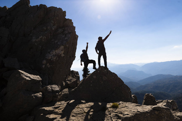 concept van twee succesvolle mensen op de top van de bergen - Foto, afbeelding