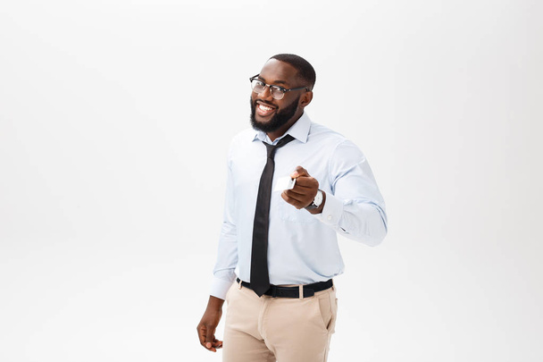 Fejlövés a sikeres mosolygós vidám afro-amerikai üzletember végrehajtó elegáns cégvezető - Fotó, kép
