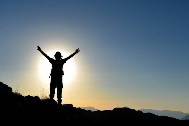 succesvolle bergbeklimmer op boven- en zonsondergang tijd - Foto, afbeelding