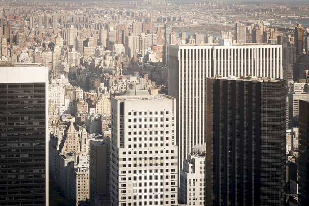 色あせたレトロな雰囲気を持つニューヨーク超高層ビルの空撮 - 写真・画像