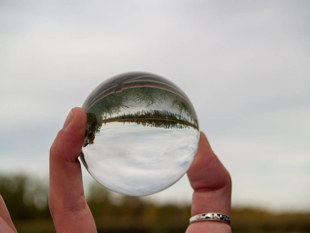eine Teenagerin mit einer Kristallkugel in der Hand - Foto, Bild