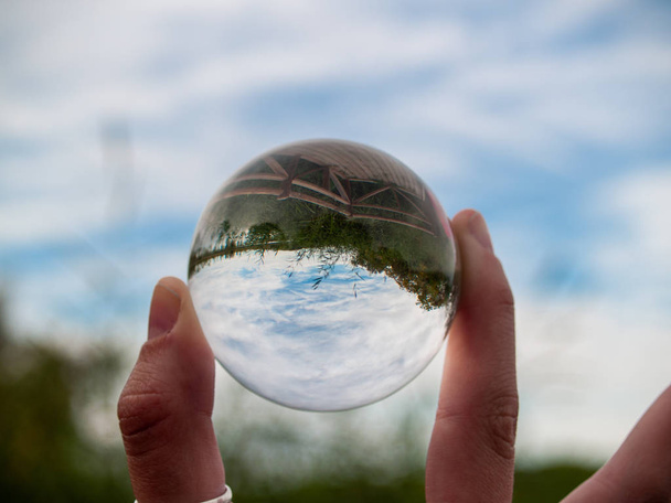 Una adolescente con una bola de cristal en la mano
 - Foto, Imagen