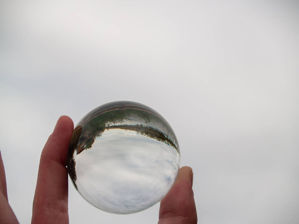 eine Teenagerin mit einer Kristallkugel in der Hand - Foto, Bild