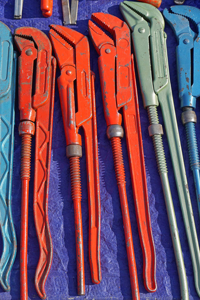 Кілька використовуваних різних інструментів великих сантехнічних ключів
 - Фото, зображення