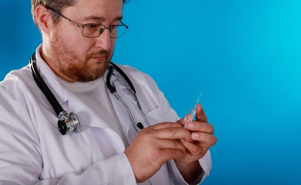 Mann spritzt Arzt Impfspritze in die Hände - Foto, Bild