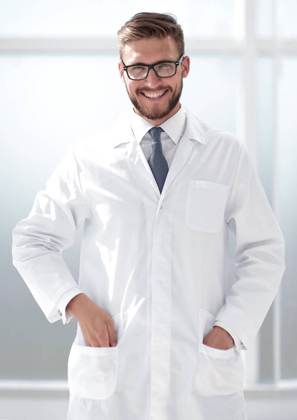 muotokuva hymyilevä lääkäri seisoo sairaalassa
 - Valokuva, kuva