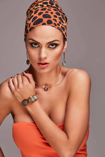 Beauté de la mode traditionnelle. Femme caucasienne sensuelle portant châle coloré sur la tête et les accessoires, posant avec la main sur l'épaule
. - Photo, image