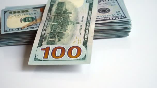 Amerikai dollár-bankjegyek asztalra dobott verem - Felvétel, videó