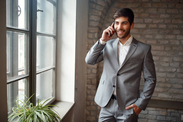 freelance businessman in suit talking on smartphone working - Фото, зображення