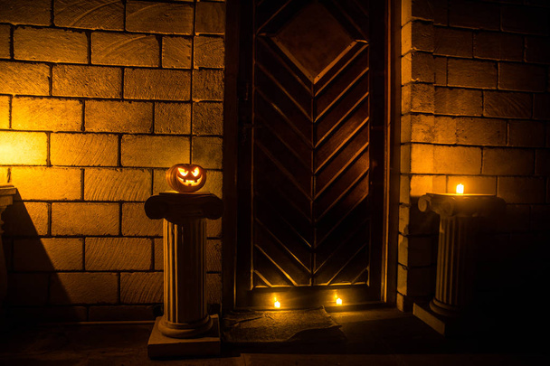 Bejárati ajtó a ház Halloween tök díszített. Halloween tök meredek éjjel ajtómon - Fotó, kép