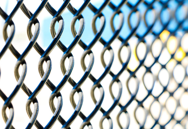 Μεταλλικό φράχτη σε λευκό φόντο μπλε - Φωτογραφία, εικόνα