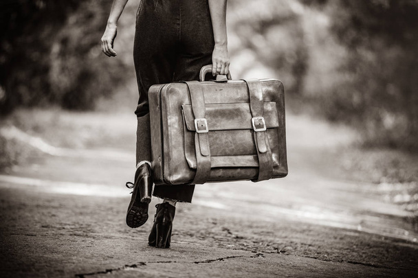 スーツケースを着た若い女性 - 写真・画像